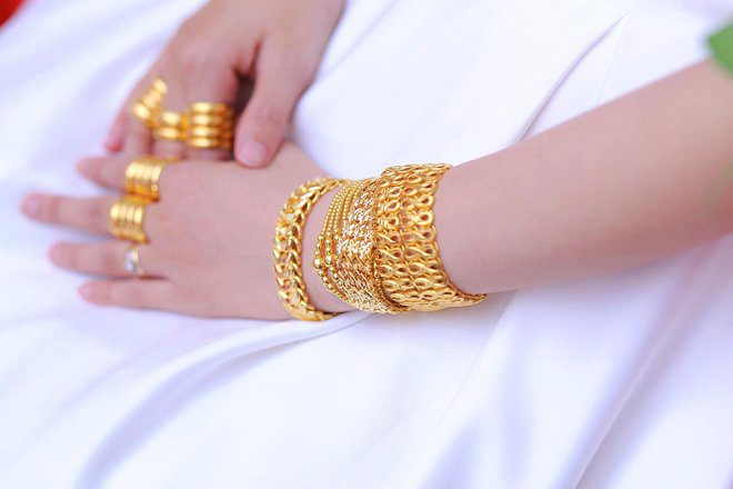 Đám cưới 100 cây vàng: Cô dâu miền Tây đeo vàng trĩu cổ, còn nhận 1 ký vàng miếng - 10