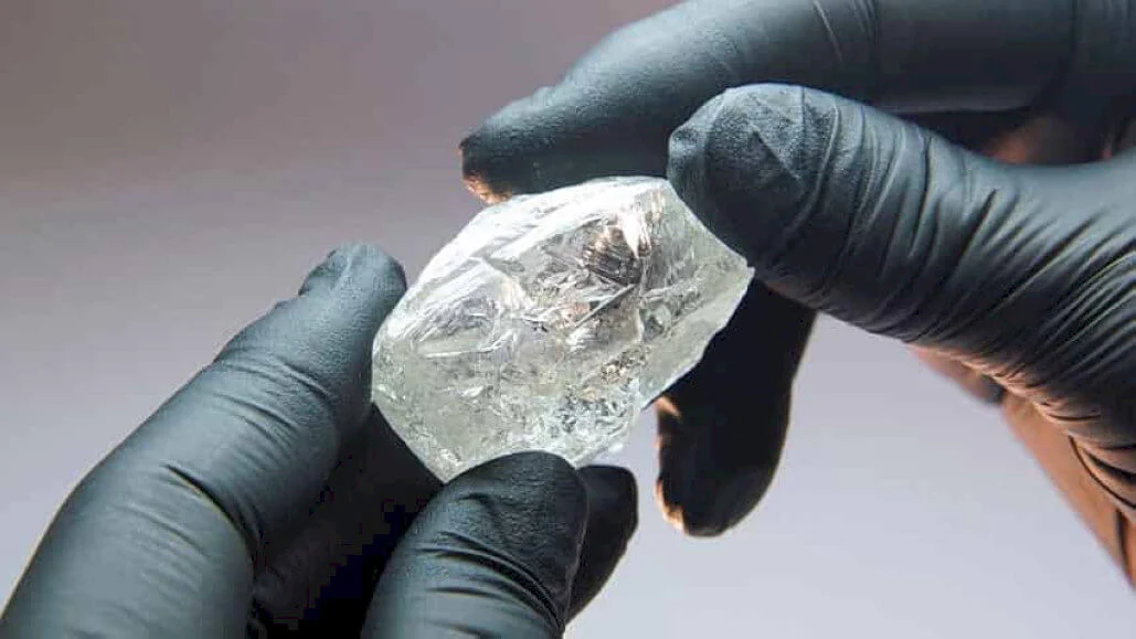 Thành quả của quá trình khai thác kim cương là những viên kim cương thô đã qua tuyển chọn